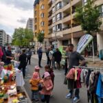 Stände mit Menschen verschiedenen alters sind auf dem Bönischplatzfest 2025 zu sehen