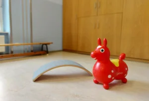 Kinderspielzeug in einem Raum.