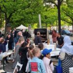 Viele Jugendliche und Kinder stehen vor dem Pizzastand des Dienstagstreffs