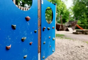 Kletterwand auf Kinderspielplatz.