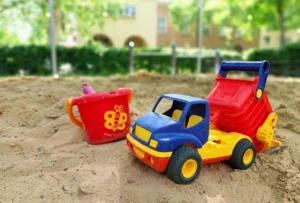 Spielzeug im Sandkasten.