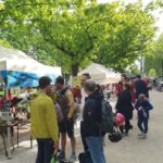 Menschen unterhalten sich auf dem Bönischplatzfest 2025