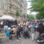 Kinder treten auf dem Bönischplatzfest 2025 auf und Besucher*innen schauen zu