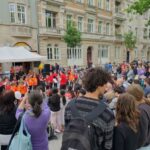 Kinder treten auf dem Bönischplatzfest 2025 auf und viele Besucher schauen zu.